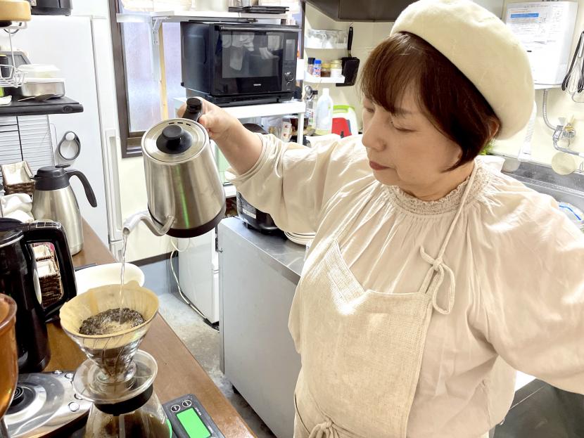 オーナーがコーヒーを淹れている写真