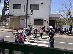 横断歩道を歩く子供たちの様子