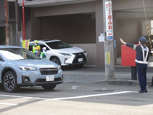 止まる日　車を止める様子