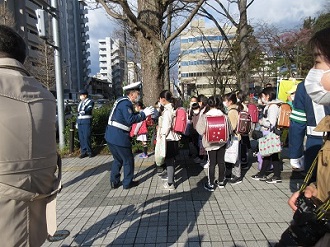 小学生に交通指導する様子