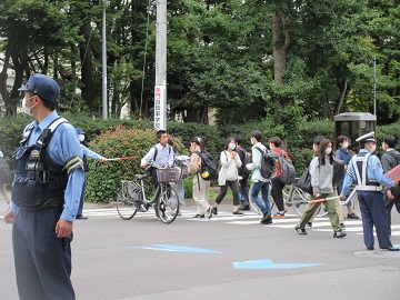 美術館前で交通整理をする警察官や指導隊員の様子