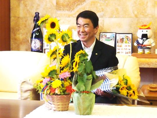 村井知事とひまわり