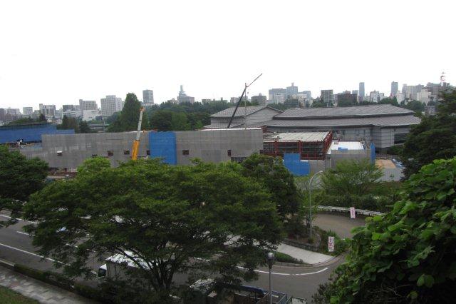 新展示施設と駅の写真