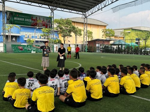 YUKI FOOTBALL ACADEMY表敬訪問の様子