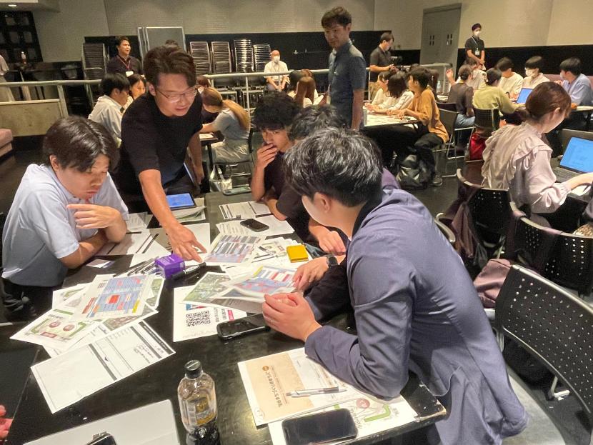 参加者がワークショップで話し合っている様子