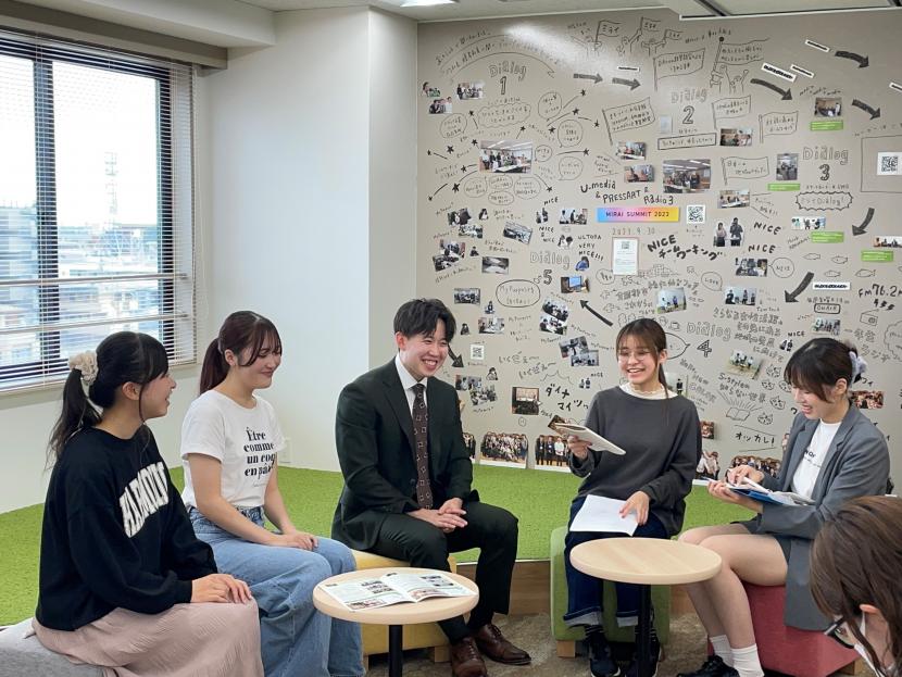若者ラボの参加者を学生チームが取材している様子
