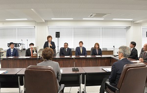 結果報告をする鈴木選手