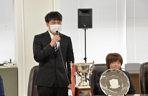 結果報告をする齋藤選手