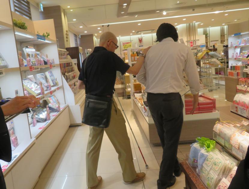 商業施設店舗内でのアドバイスの様子の写真