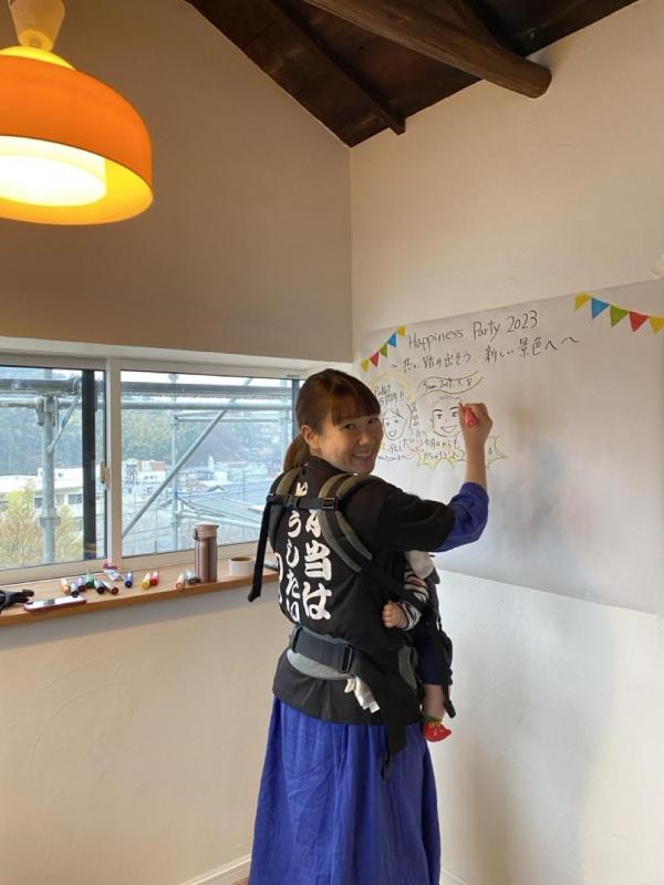 子連れで仕事をしている様子