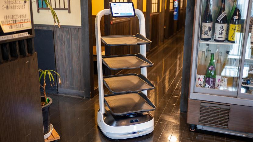 導入した配膳ロボットの写真