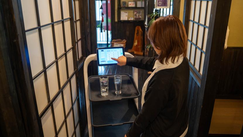 配膳ロボットを設定する様子