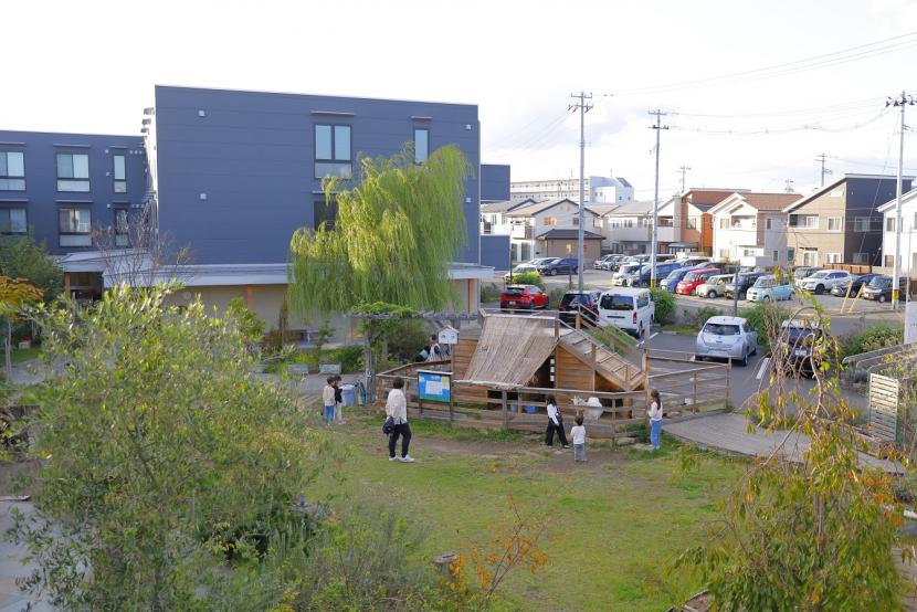 施設の庭を利用する地域住民の写真