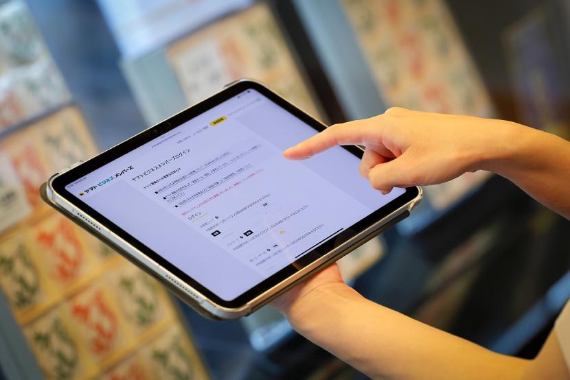 タブレットに受注数等を入力する様子
