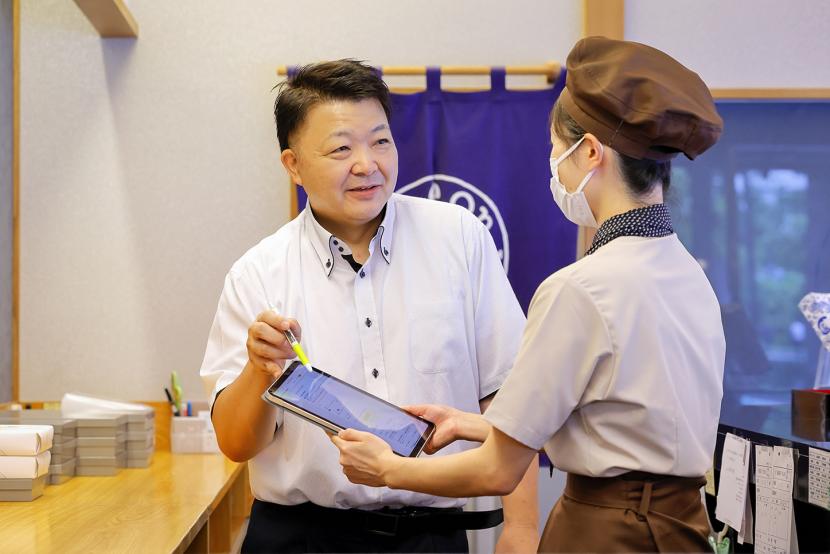 タブレットで確認する様子