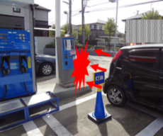 車輌を固定注油設備付近の精算機に衝突させたときの事故写真です。