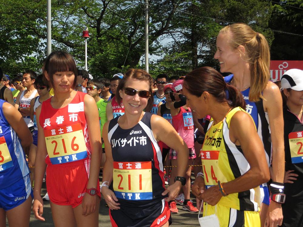 5月13日、レース前に歓談する長春・リバサイド・アカプルコ・ダラスの女子選手。