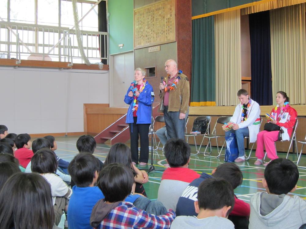 5月14日、ミンスクの学校との交流を続けている八木山南小学校を、ミンスク市選手団が訪問しました。