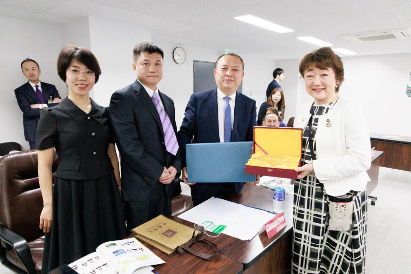 郡市長と記念品を交換する長春市選手団