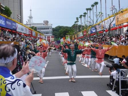 阿波おどり開幕式でのすずめ踊り演舞