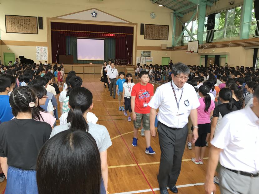 片平丁小学校での歓迎集会の様子