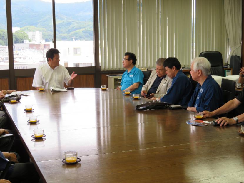 表敬訪問の様子(一番左が岡原文彰宇和島市長)