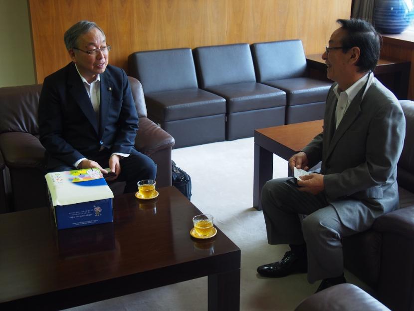 懇談する池田市長と稲葉副市長