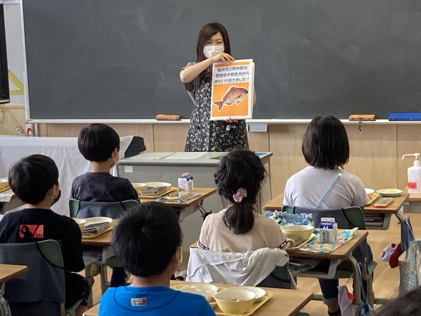 養殖マダイについて説明している様子