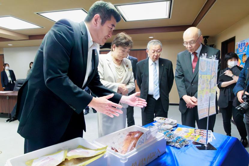 宇和島市長による商品説明