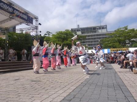 演舞の様子（市民広場）