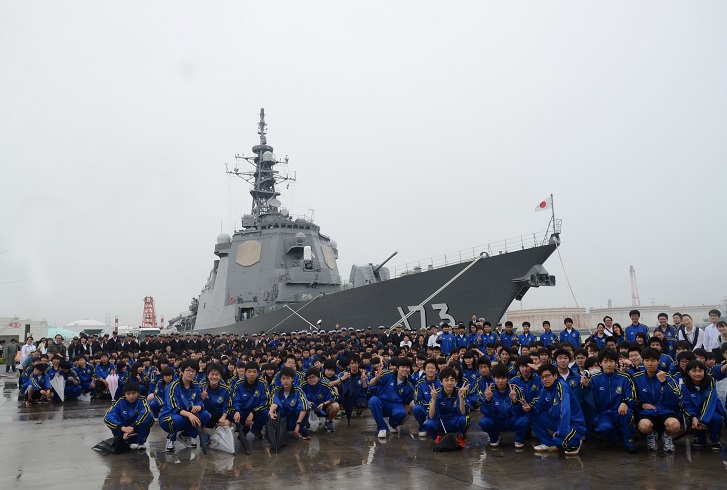 高校生による艦艇見学の様子