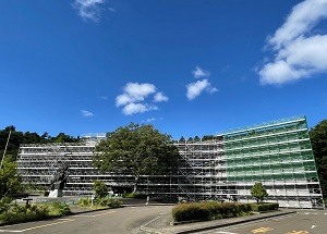 画像／改修工事の様子　外壁の足場　令和4年6月
