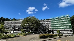 画像／改修工事の様子　外壁の足場　令和4年6月