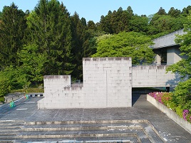 改修工事の様子　令和4年5月のイベント広場の階段　令和5年3月