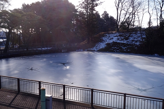 氷の張った五色沼1