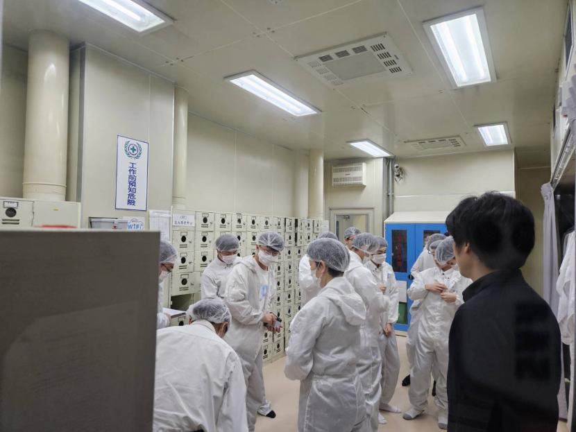 キャンパス内の施設見学の様子
