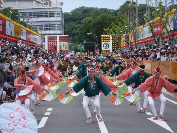 徳島市ですずめ踊りを披露する様子