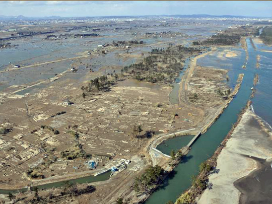 〈若林区藤塚地区/右手の井土浦が太平洋とつながってしまっている〉