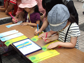 〈短冊に願い事を書く子どもたち〉1