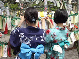 〈浴衣姿で祭りを楽しむ若者たち〉1