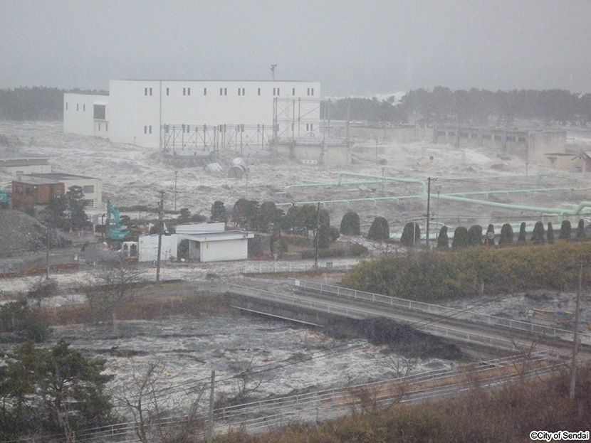 画像：貞山堀に流れ込む津波（南蒲生浄化センター水管橋付近）2