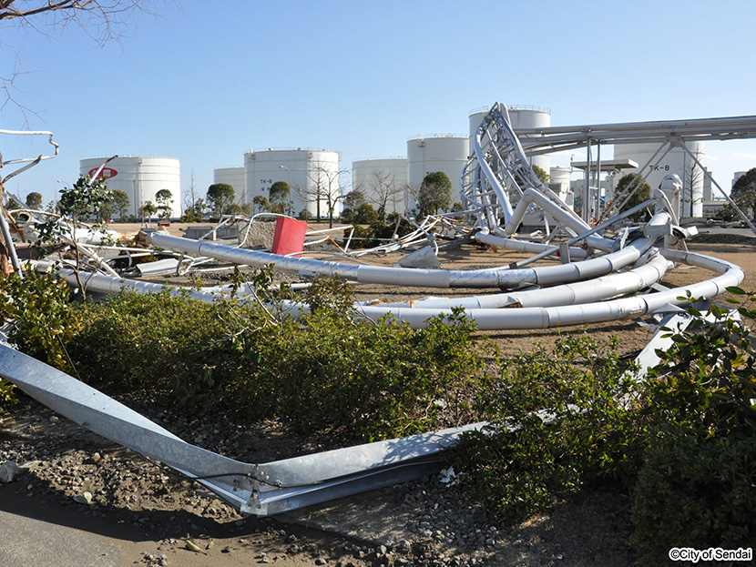画像：津波で壊滅的な被害を受けたガス局港工場