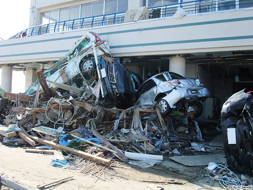 画像：中野小学校に流れ込んだ車両