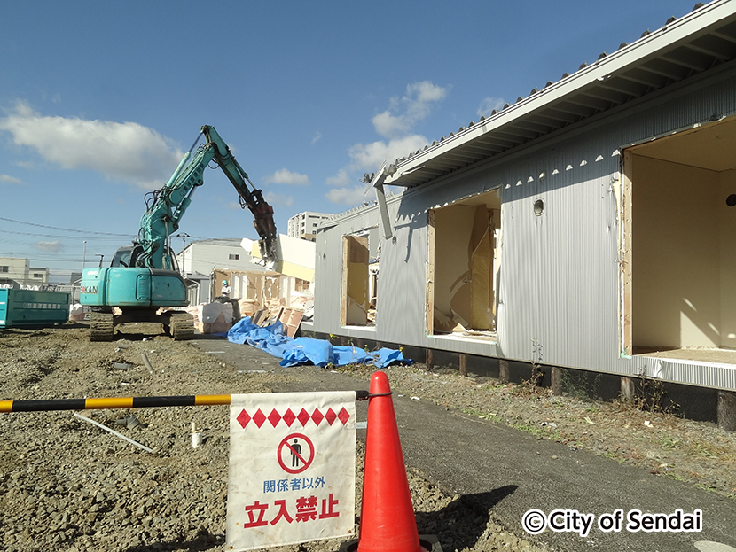 荒井小学校用地仮説住宅　解体作業　その1