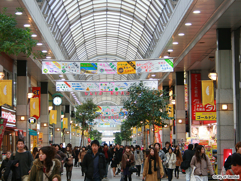 画像：クリスロード商店街では市立小・中学校の子どもたちが作成した応援旗を掲示