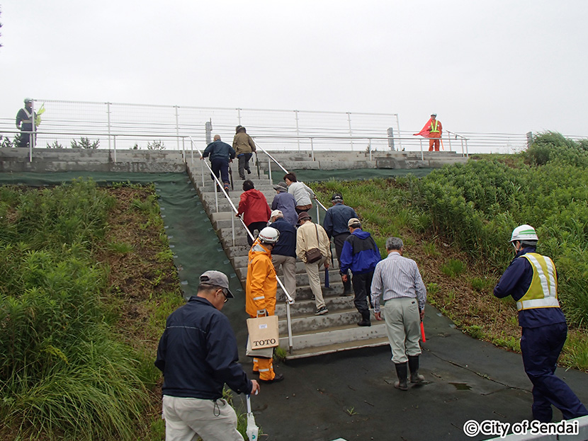 画像：仙台東部道路の避難階段を使った津波訓練の様子