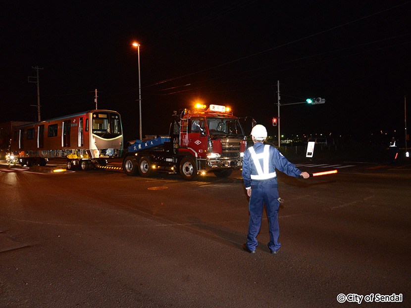 画像：地下鉄東西線の第1編成4両の車体が完成し、荒井車両基地に搬入