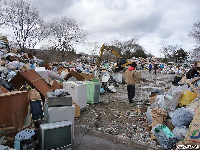 画像：震災ごみを仮置き場に持ち込む市民1