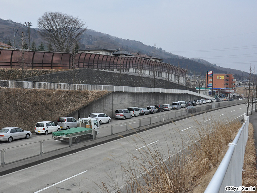 画像：ガソリンスタンドに並ぶ車の列