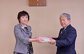 署名を手渡す市長